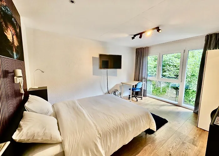 Private & Shared In * ローザンヌ