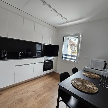 Private & Shared In מלון לוזאן